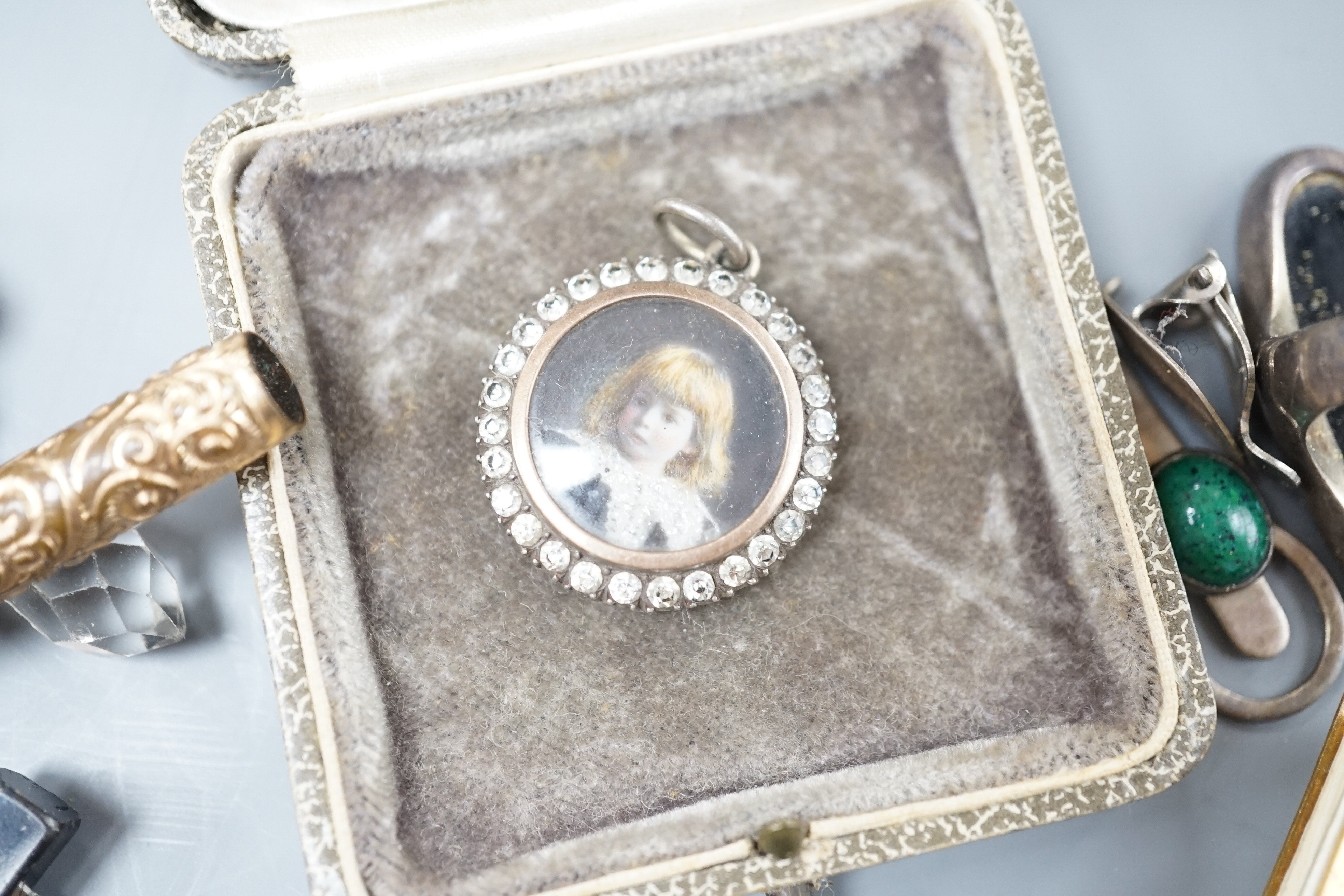 A George V silver and tortoiseshell mounted circular trinket box and a group of assorted jewellery, including costume.
